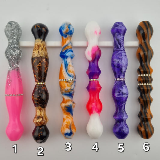 Video shows them all. PINK, SILVER LEAF, CONES, BLACK LACE, COPPER LEAF, ORANGE, BLUE, WHITE, TRANSPARENT HOT PINK, DARK PURPLE, WHITE, PURPLES, 3D STRIPES Thin Diamond Painting Pen